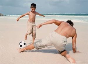 中國男性的“青春期後置”現象和中國家庭結構以及傳統的親職教育模式有關係。