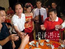 “大叔”主持婚禮的儀式