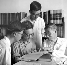 郭永懷（右一）在解答研究生提出的問題