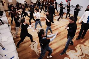 2016年4月— 廣譽恆商學院大型教練式培訓第一期在遼寧瀋陽舉辦，榮譽與共，風雨同舟，讓團隊不斷壯大，共同發展！