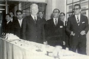 1967年具仁會陪同德國總統參觀工廠