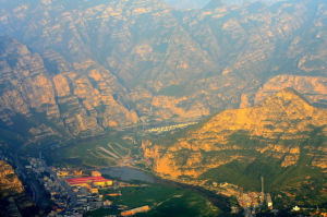 俯瞰野三坡的美麗小鎮