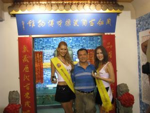 5.與國際比基尼選美大賽冠、亞軍合影   (本館自製的瓷掛墜入選、定為指定獎    品、走進世界70個國家。)