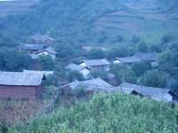 長樑上社村村內一角