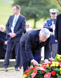 德國總統高克訪問遭納粹血洗的捷克村莊向遇難者獻花
