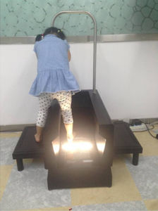 患者接受足部三維掃描