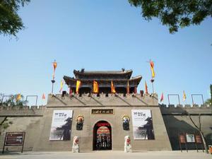 江湖城裡論江湖