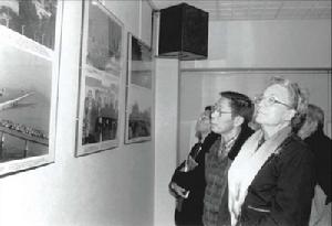 1999 年12 月9 日，由法國《歐洲時報》主辦的“澳門的歷史與發展”圖片展在法國巴黎開幕。旅法華僑、留法學子、法國友好人士以及中國駐法使館、中資機構的代表100多人出席。這是法中友協負責人波埃達爾女士在觀看圖片展。
