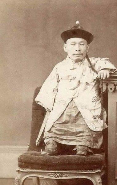 他身高不足1米,卻成為一百多年前的國際明星,娶了兩位外國太太