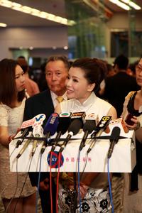 香港上市董事長任文接受媒體採訪