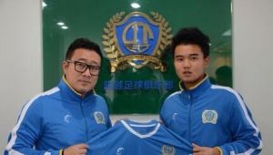 王仁龍(右)加盟大連超越時的照片
