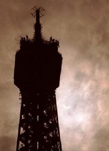 1999年8月1日在法國艾菲爾鐵塔旁觀測到得日全食景觀的發生過程