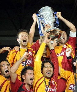 土耳其足球超級聯賽落幕 加拉塔薩雷隊捧杯