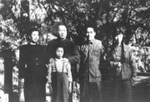 （圖）1949年，毛澤東和長子毛岸英(右2)、兒媳劉松林(右1)、女兒李訥、夫人江青(左1)在北平香山