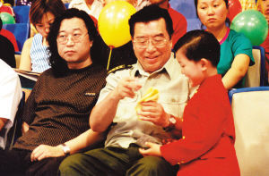 當年張俊以總導演為中央電視台錄製專題節目，邀請李雙江和他的兒子李天一一同參加。