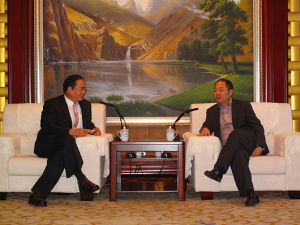 劉欣副廳長在省商務廳會見了台灣第一金融資產管理股份有限公司總經理陳華宗一行。陳華宗總經理感謝省商務廳在今年西博會期間對第一金控集團訪川的周到安排，並表示看好四川的發展空間和潛力，希望儘快在有關領域開展合作。