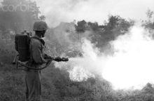 越南戰爭中使用M2A1-7噴火器的美軍士兵