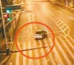 視頻顯示，灰色轎車拖著楊沛智拐入中山大道(畫圈處)