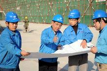 范玉恕(中)指揮施工