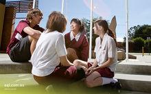 該校本地學生Toby等人正在進行小組討論