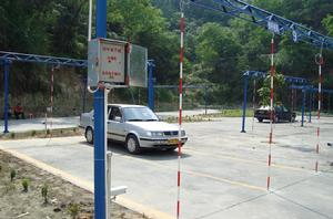 駕校正在進行紅外電子庫樁考模擬訓練