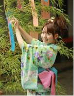 日本女子身著浴衣