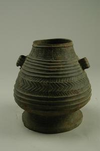 春秋變形夔紋銅壺 春秋變形夔紋銅壺