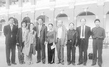 趙艷芳(中)在廈門文聯大樓前合影