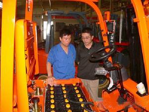 在安徽合力股份有限公司薛總陪同下，調研組先後觀看了公司關鍵零部件和產品展覽