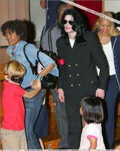 與傑克遜孩子們在一起