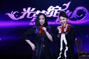 黃綺珊現場與主持人挑戰戴辣椒串