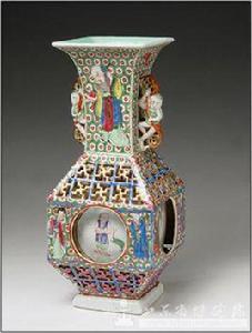 清道光五彩人物鏤雕瓶 清道光五彩人物鏤雕瓶