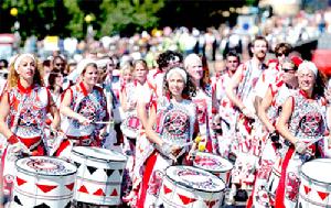 數十萬民眾加入諾丁山狂歡節遊行。