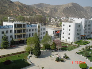 隊伍情況 :: 【字型:小 大】 甘谷一中是省級示範級高中,有專任教師242人,其中特級2人,高級36人,一級68人,現有教學班51個,在校學生3133人。校黨總支有黨支部2個,黨小組7個,黨員80人(男56人,女24人),其中退休黨員23人。45歲以下黨員46人,占黨員總數的58%,黨員中中教高級24人,中教一級18人,中教二級29人。本科以上黨員60人,占黨員總數的75%,黨員擔任班主任的14人,占51個班主任的27.5%,黨員擔任教研組正副組長的5人,占14人的36%。黨員隊伍中以中、青年黨員為主,學歷高、職稱高。