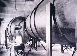 在航空館樓下，此風洞最大直徑為10英尺（即實驗部分），最小直徑為5英尺，可製成小型模型飛機舉行實驗，以便研究空氣動力學與飛機之關係。1937年攝