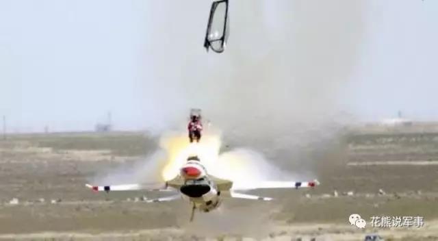 美國F16戰機的拋蓋彈射實驗，可見座艙蓋已經被拋離