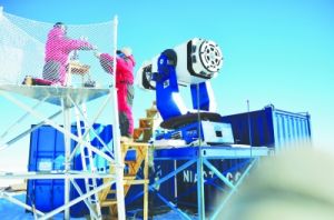科考隊員安裝調試巡天望遠鏡