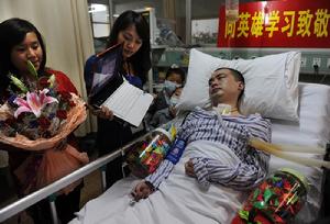 社會各界自發看望傅開其