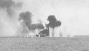 甘比爾灣號遭到集中火力打擊