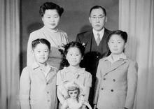 幼年喬治（前排右一）的家族寫真