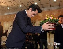 陳俊生拜祭女友