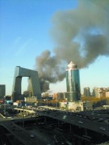 飄散的濃煙遮住天空，高過央視新址大樓。
