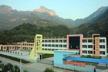 現在的村委會和回龍居民社區