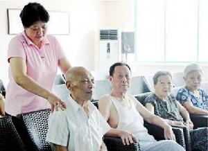 護理員正在給老人按摩 編輯：郭敬海