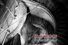 陳廉伯公館的旋轉樓梯如今一片殘敗