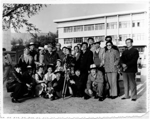 前排左起一（蹲）攝影穆德遠，後排左起一（圍巾）柯爾克孜族女配角後排左起三（民族帽）柯爾克孜族女主角塔萊古麗後排左起四（鴨舌帽）導演鄭國恩，後排左起五（眼鏡）導演唐光濤， 二排右起一（站）製片主任陸  ，二排右起二（女）剪輯師陳振麗，二排右起三（禮帽）男主角葉爾肯二排右起四（帽子）民族攝影艾力江