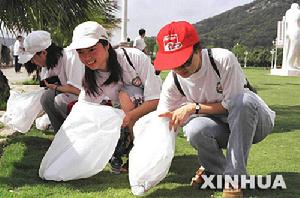 1999年5月2日，珠海市青年志願者在情侶路拾垃圾，清潔珠海，以實際行動服務社會，慶祝“五四”青年節。