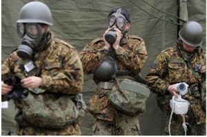 在大樓里一間面積狹小的房間裡，三名退休人員正彎腰駝背地坐在各自的電腦前面工作，他們身旁都擱著行動電話。