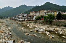 椒溪河邊的佛坪縣城