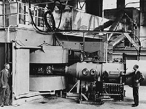 這張照片拍攝於1939年，圖中顯示的是當時最為先進的原子加速器。正是憑藉這台原子加速器，鎿和鈽才得以製成。.